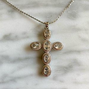 Cross pendant necklace